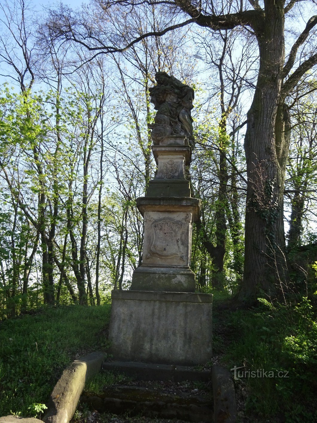 Hradiště nad Jizerou-klostret och statyn av St. Jan Nepomucký