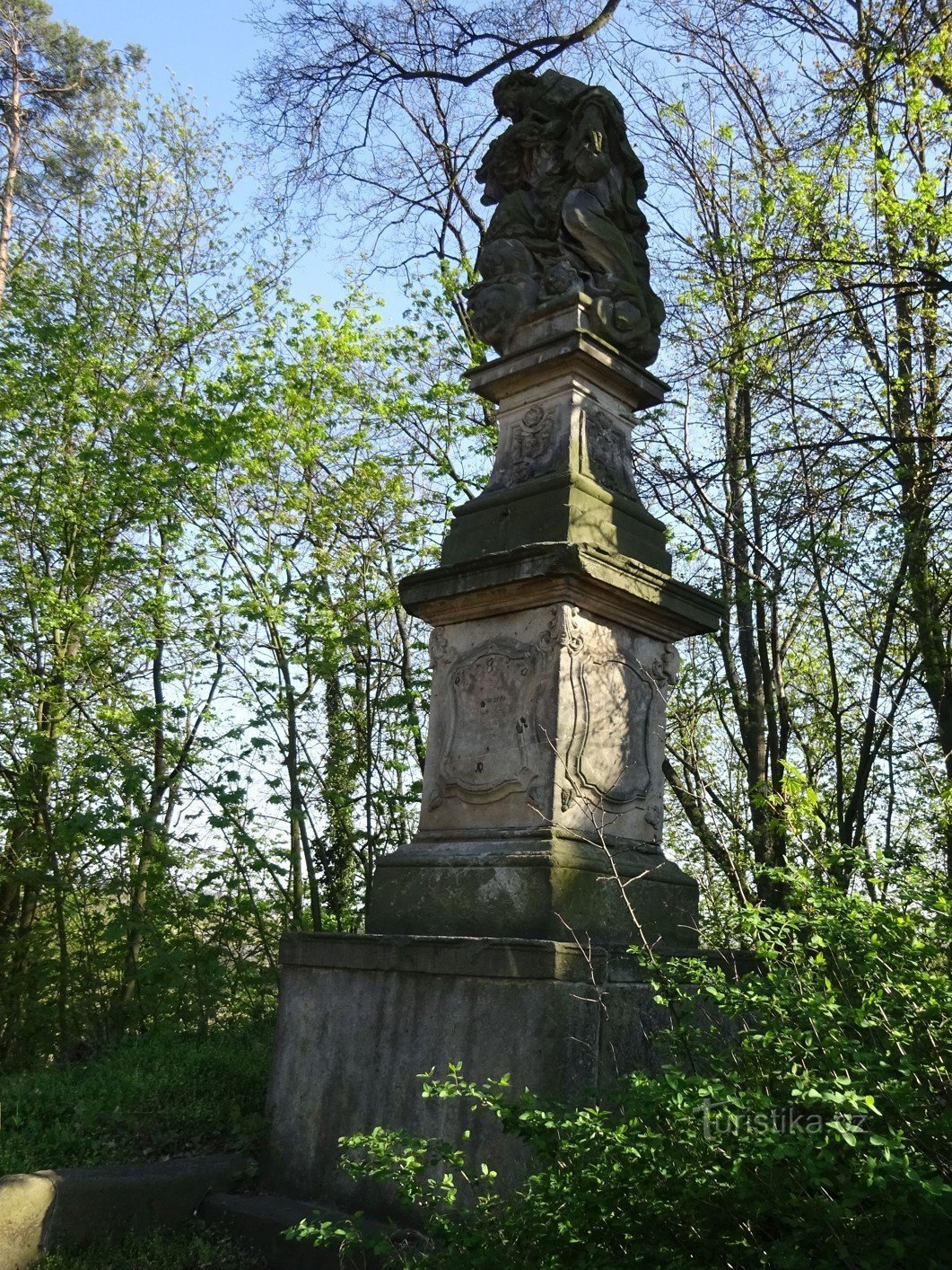 Kloster Hradiště nad Jizerou und die Statue des hl. Jan Nepomuký