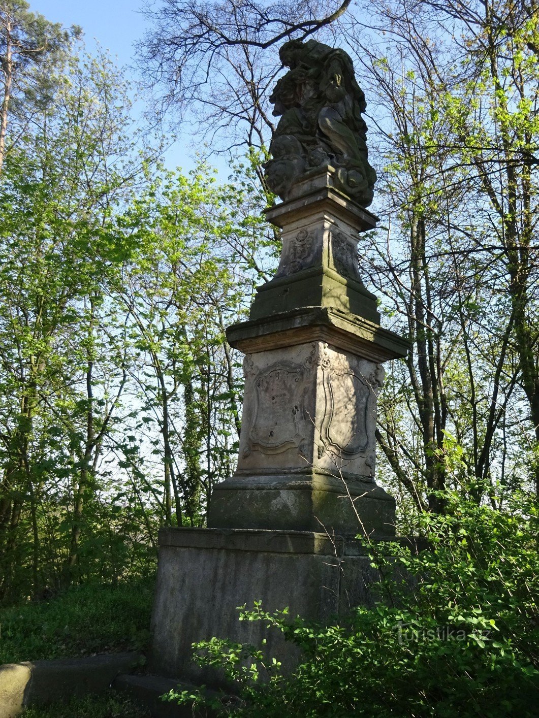 Monastère Hradiště nad Jizerou et la statue de St. Jan Nepomucký