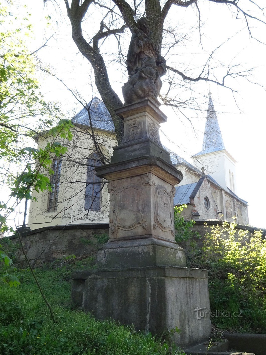 A Hradiště nad Jizerou kolostor és a Szent István-szobor. Jan Nepomucký
