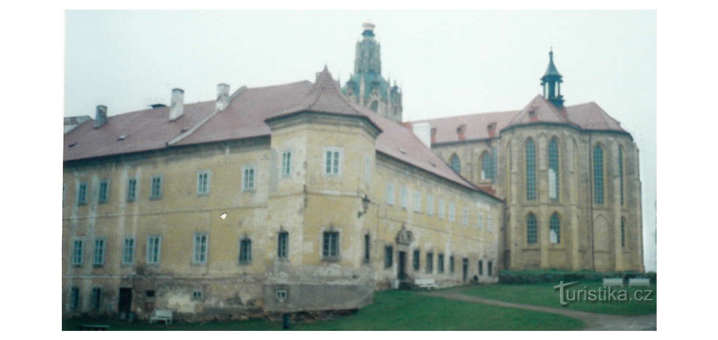 Kladruby-klooster met de kerk van de Hemelvaart van de Maagd Maria