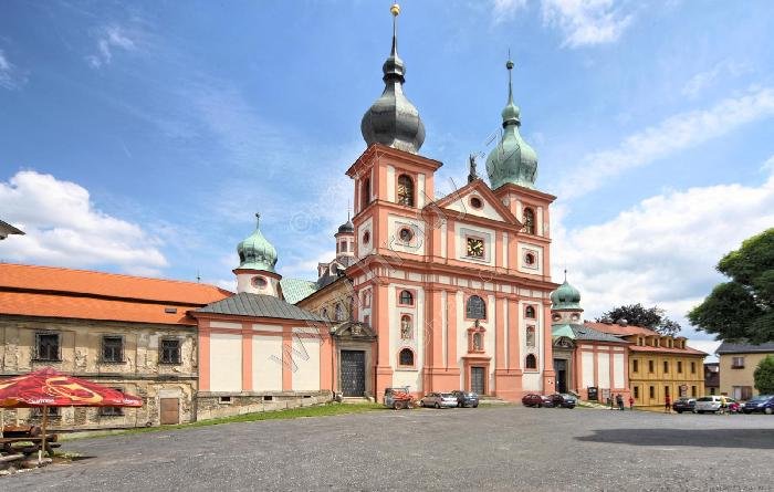 klášter křižovníků s červenou hvězdou s kostelem Nanebevzetí Panny Marie a sv. Maří Magdalény