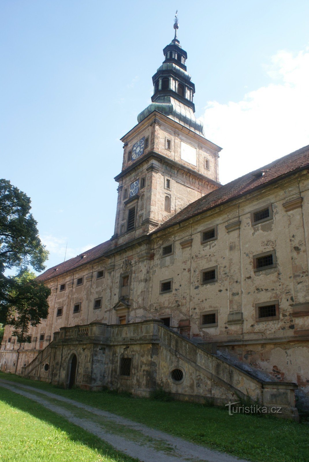 Mosteiro de Plasy – um celeiro barroco com uma capela e uma torre do relógio