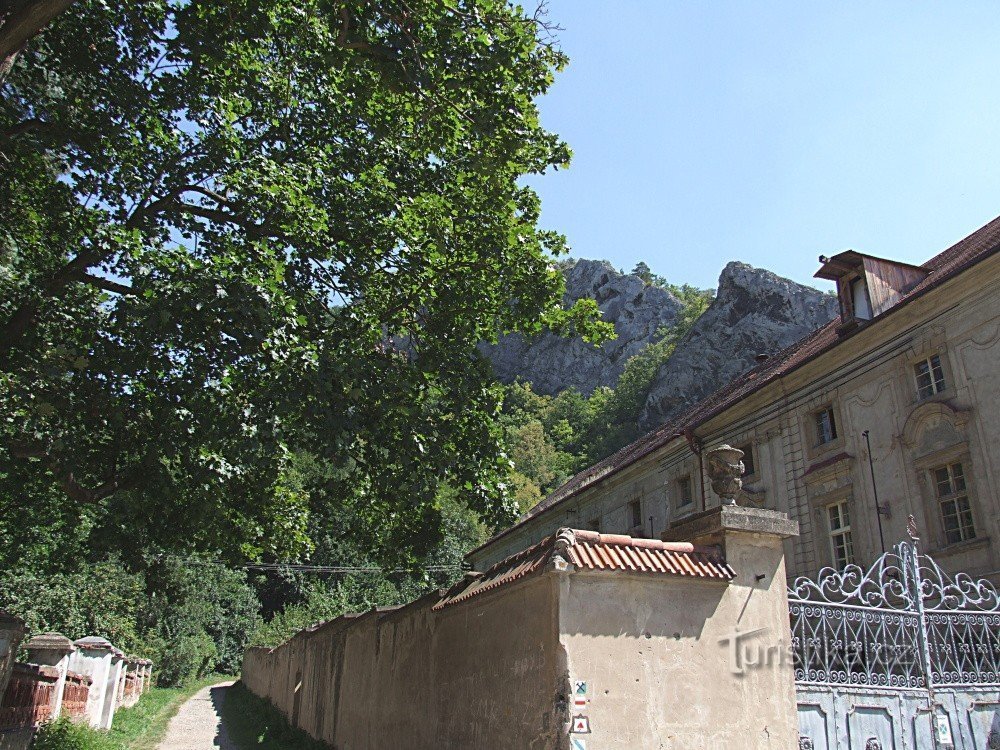 Монастырь под скалой Святого Иоанна
