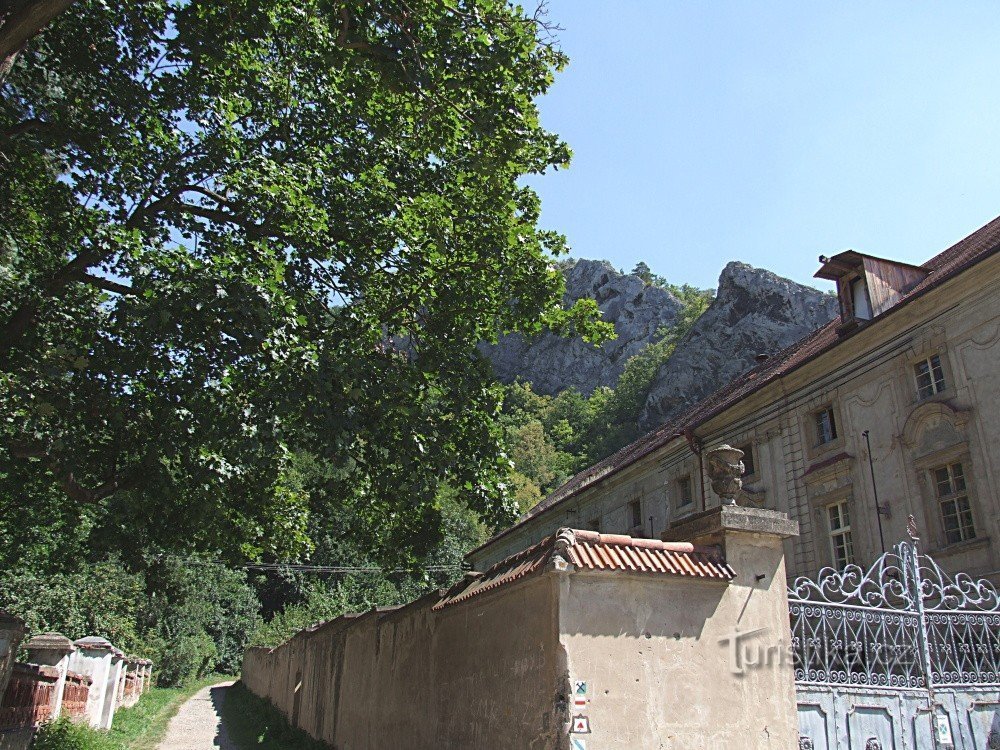 Monasterio bajo St. John's Rock