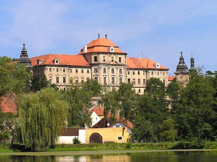 klášter premonstrátek s kostelem sv. Václava a Panny Marie