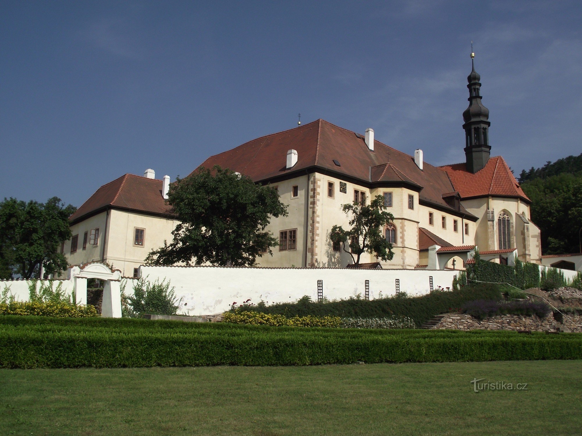 le monastère avec l'église Sainte-Marie et les Quatorze Saints aides