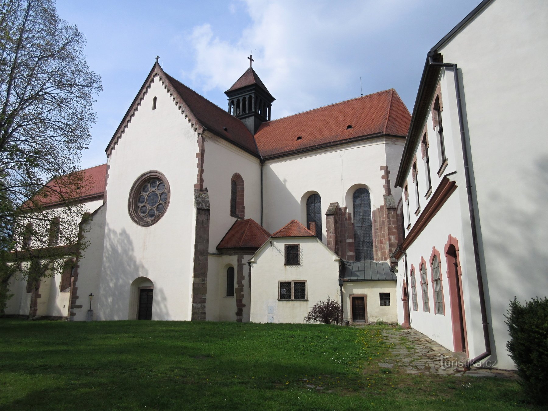 El monasterio todavía desde la puerta de entrada.