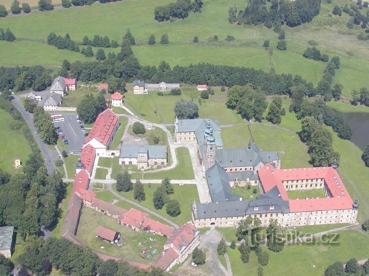 Kloster Teplá: Prämonstratenserkloster aus der Luft im Jahr 2001.