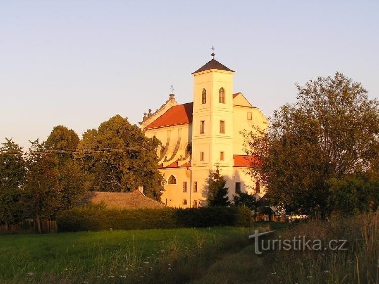 Nová Bystřice 附近的修道院：Nová Bystřice 附近修道院池塘附近的修道院