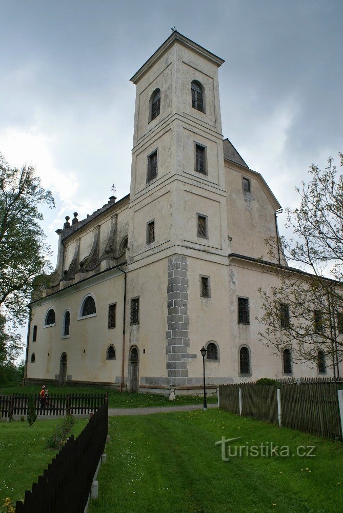 Nová Bystřice近くの修道院 – 聖三位一体教会