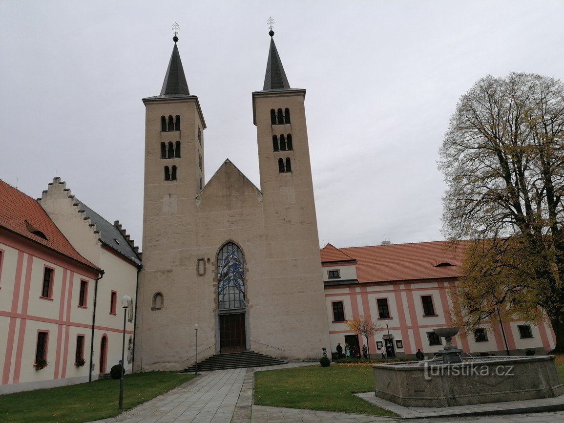 Área do mosteiro e basílica mariana em Milevsko