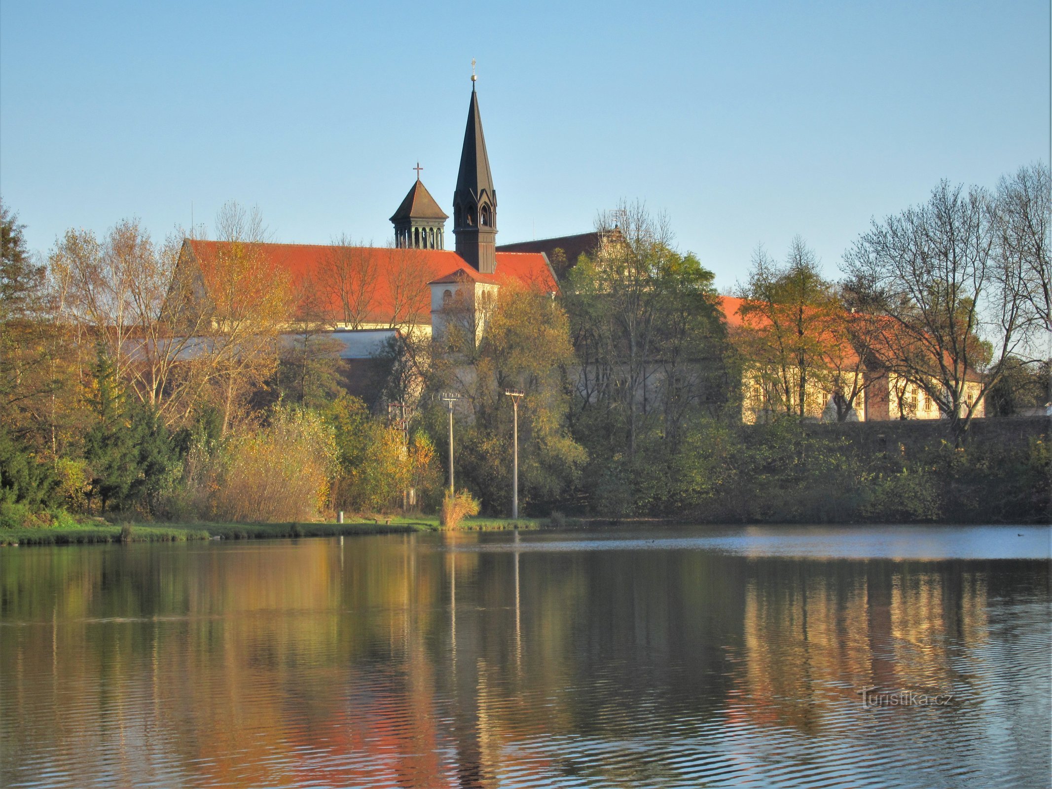 Les bâtiments du monastère se reflètent sur la surface de l'étang du monastère