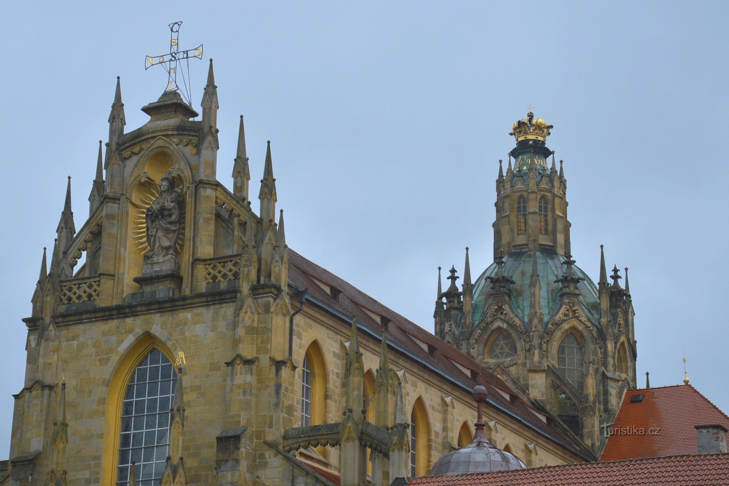 iglesia del monasterio con corona mariana