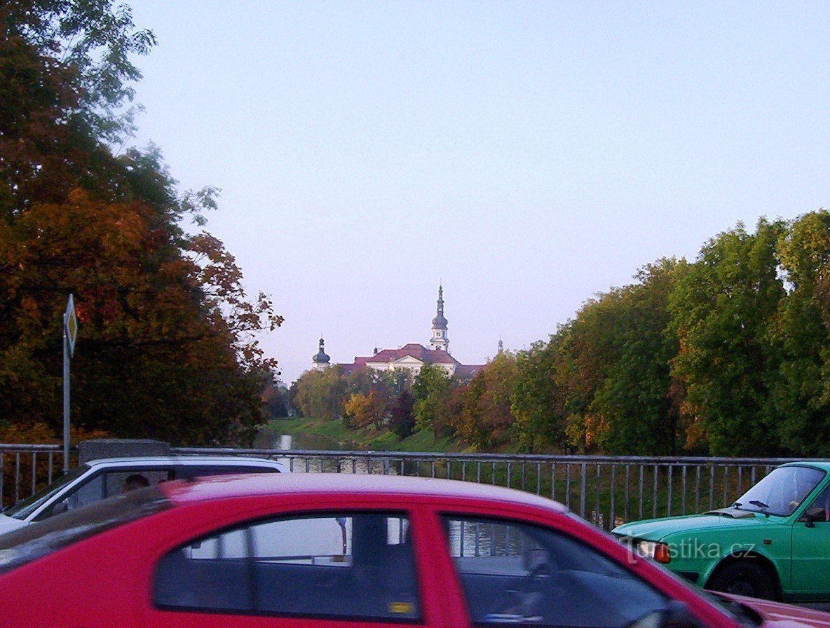 Клаштерни Градиско с моста через Мораву на улице Коменского. Фото: Ульрих Мир.