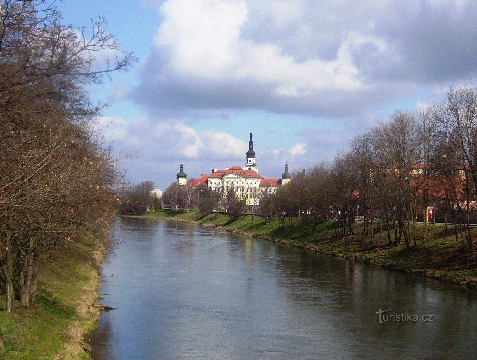Klášterní Hradisko 从 Komenského 街的 Morava 桥上拍摄 - 照片：Ulrych Mir。