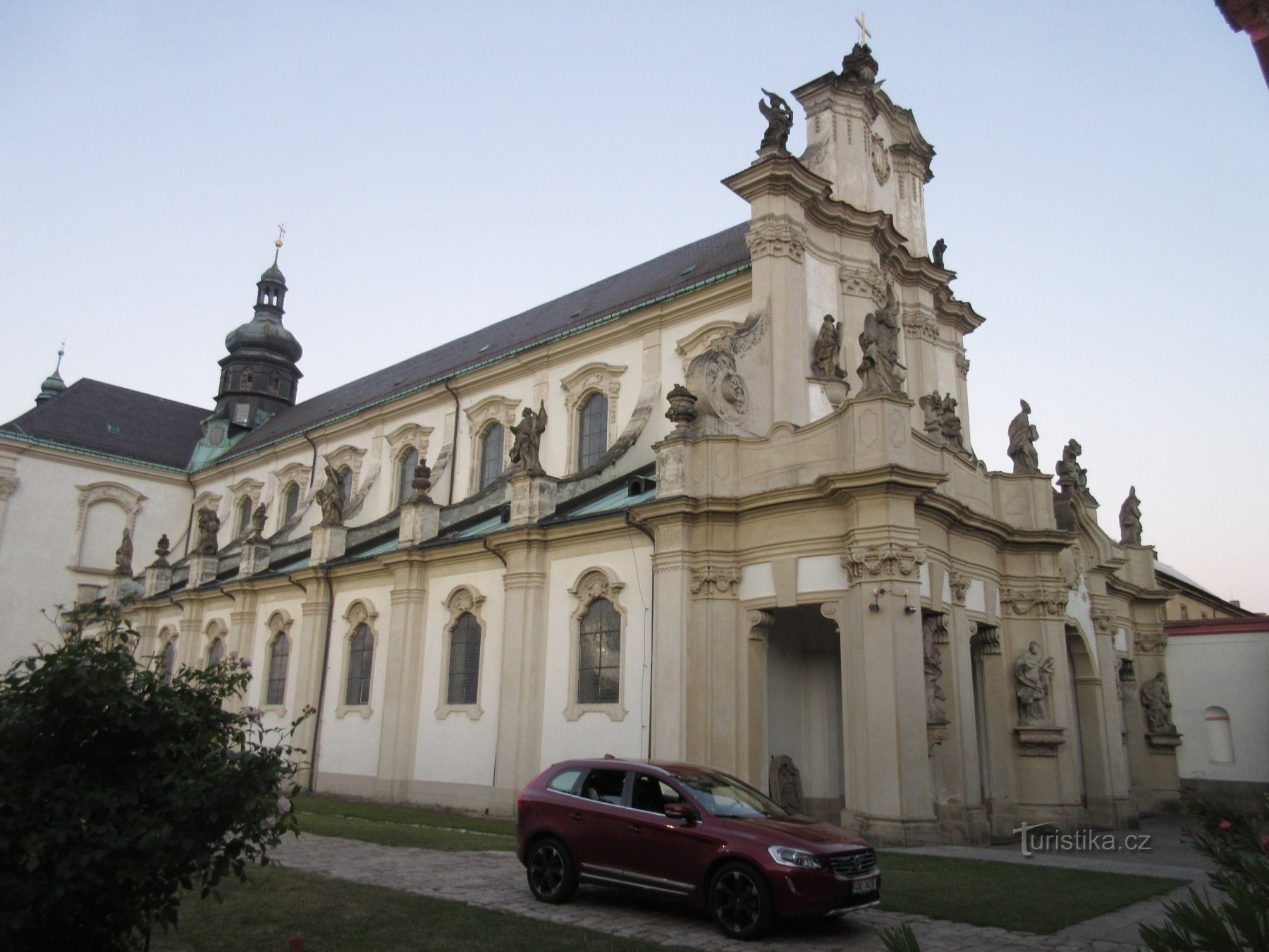 Monastery Church of the Assumption of the Jungfru Maria på kvällen