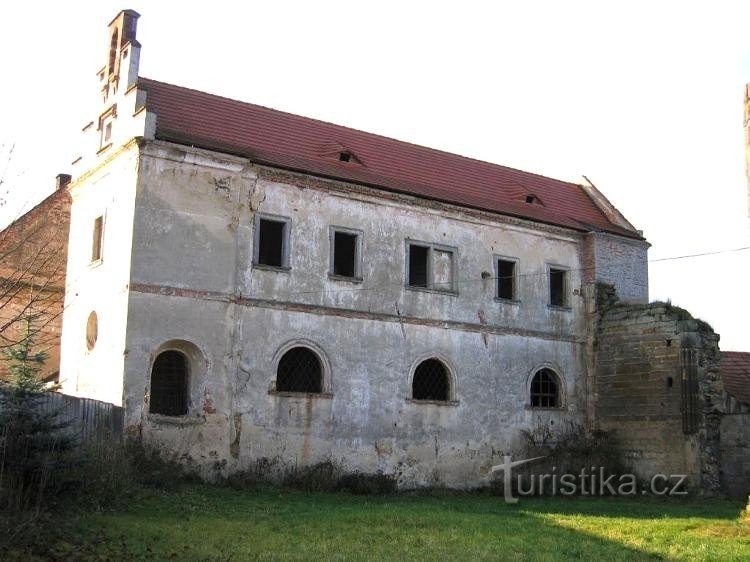 Klášterní Skalice: Uitzicht op het kasteel vanaf de hoofdweg