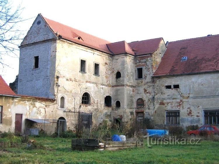 Klášterní Skalice: Vue du château depuis la cour du château