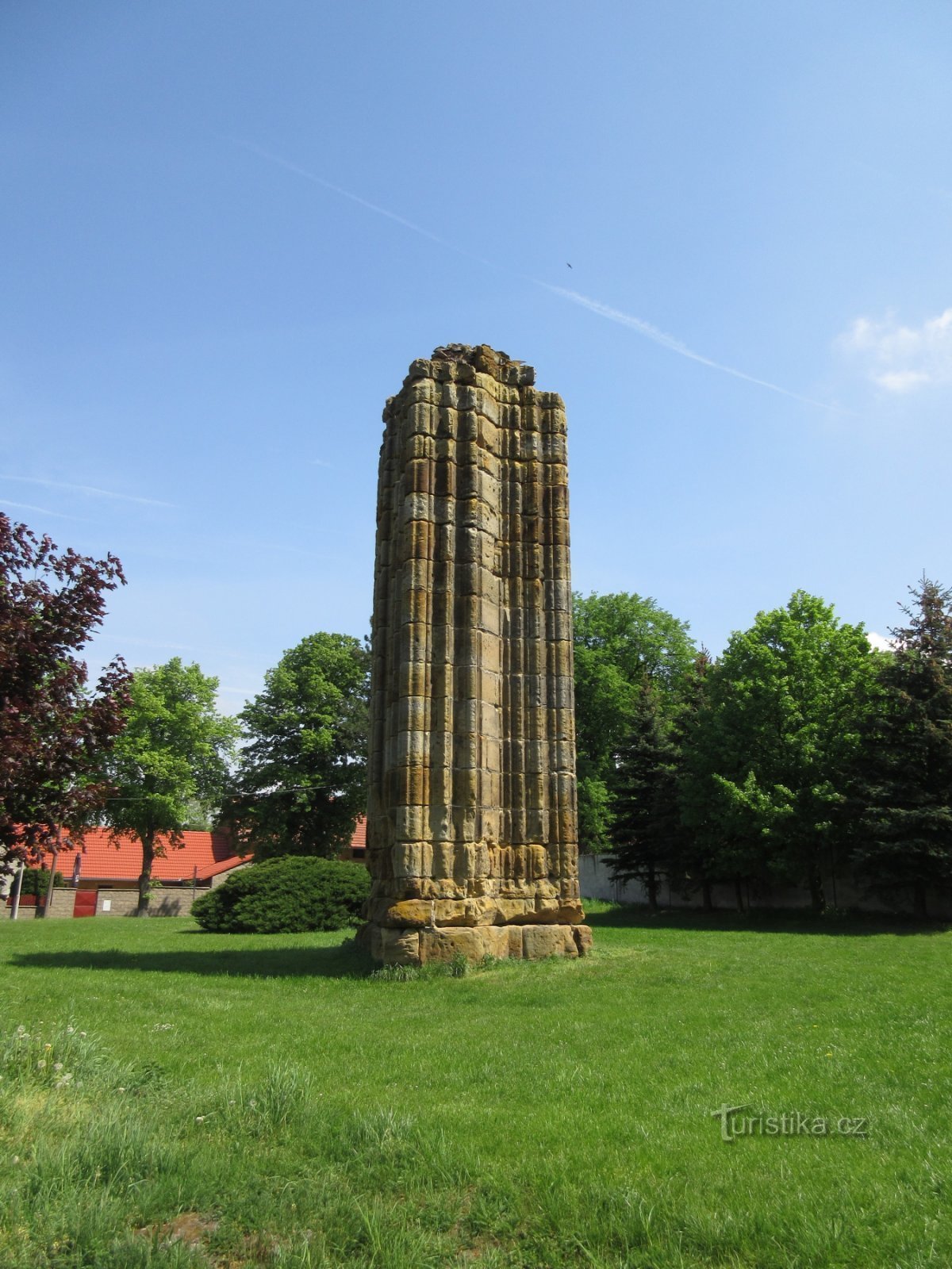 Klášterní Skalice - les ruines d'un monastère