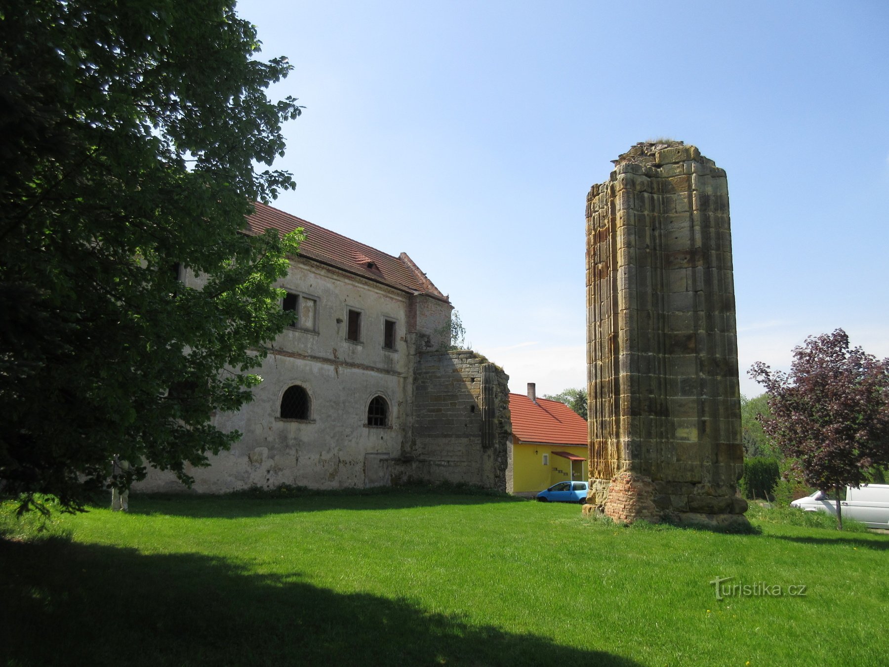 Klášterní Skalice - les ruines d'un monastère