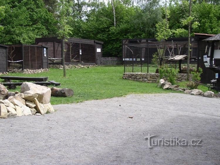 Kooien en volières op het station van Pasíčka