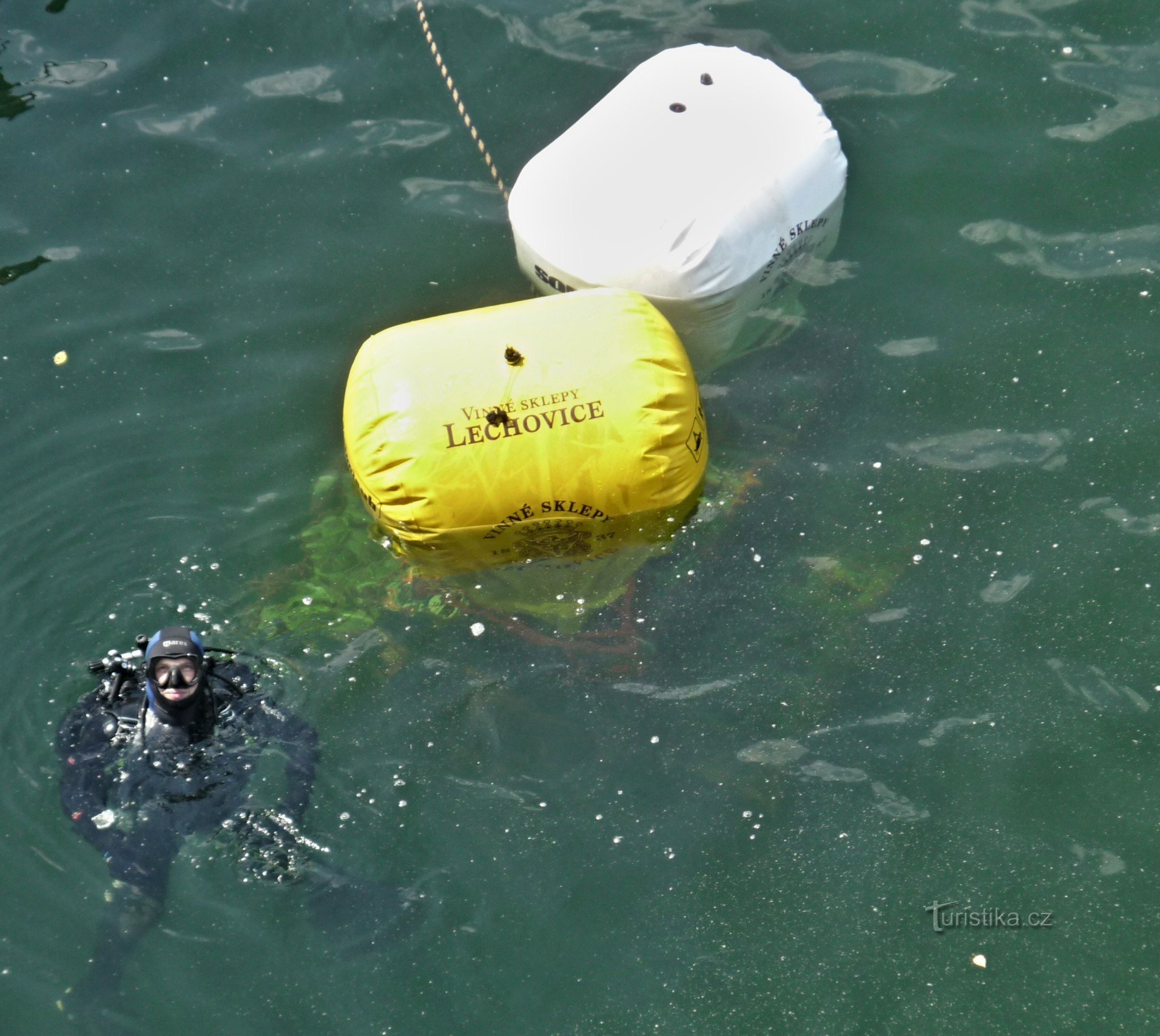 Les cages à vin mousseux flottent maintenant ces deux flotteurs