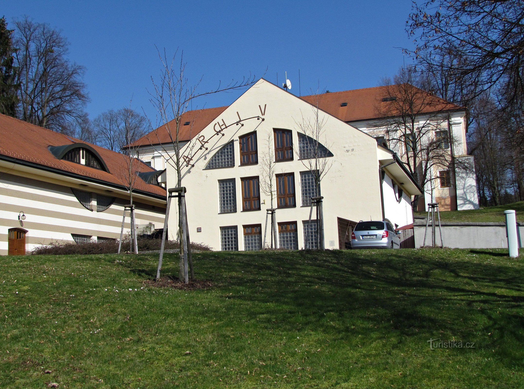 Klečůvka - castello e parco con una statua di San Giovanni Nepomuceno