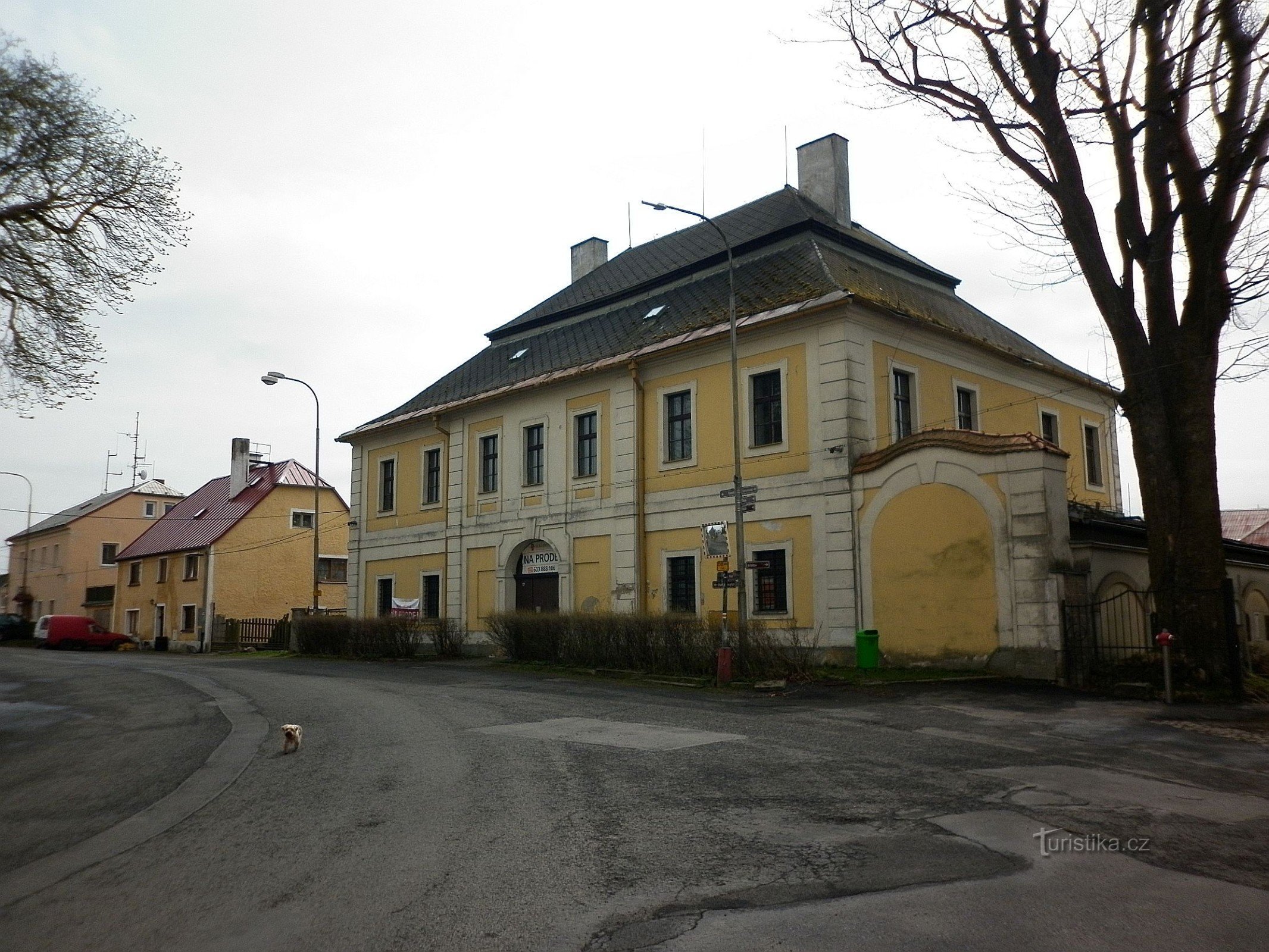 Ein Bogen auf dem Friedhof