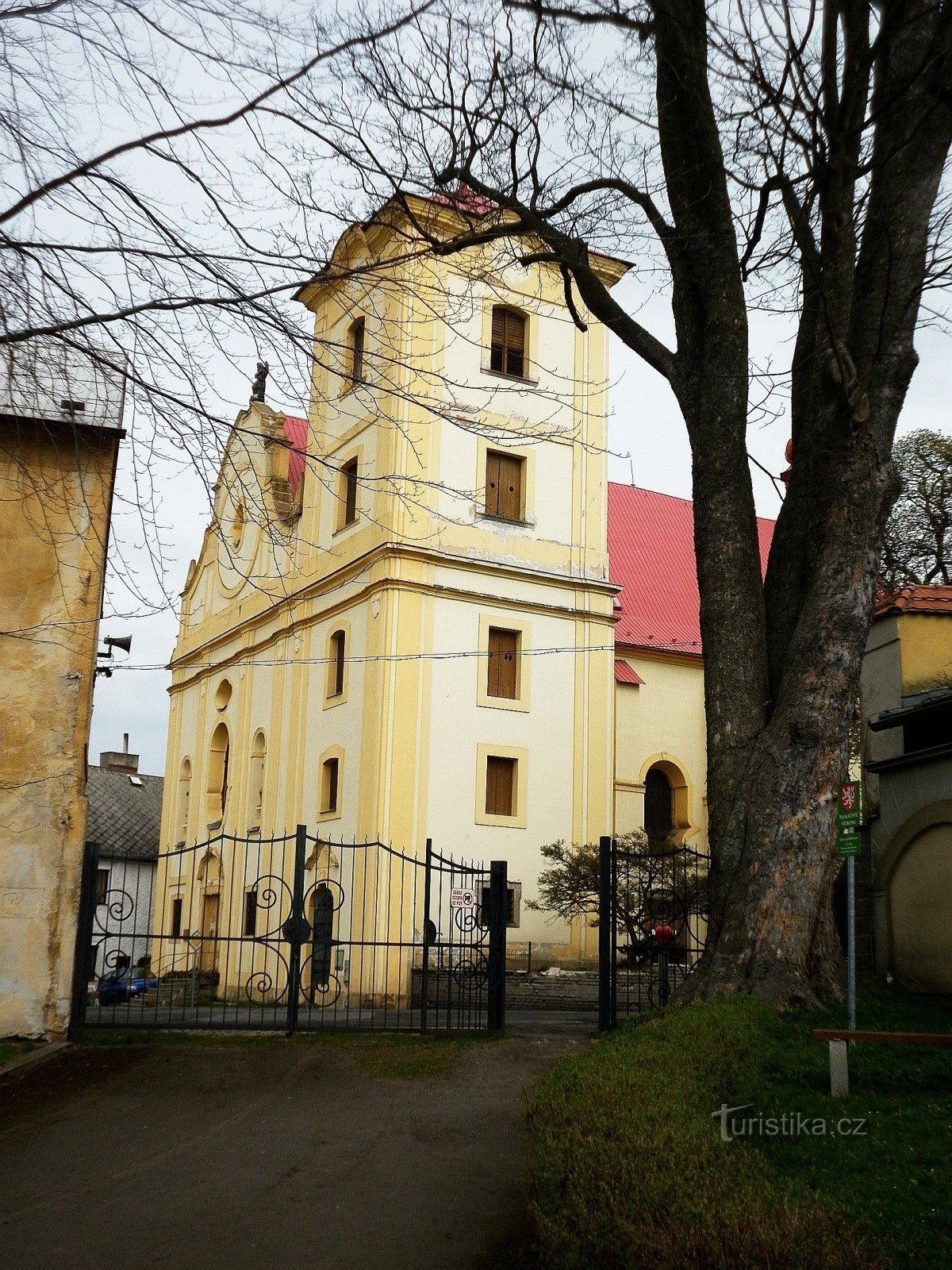 En båge på kyrkogården