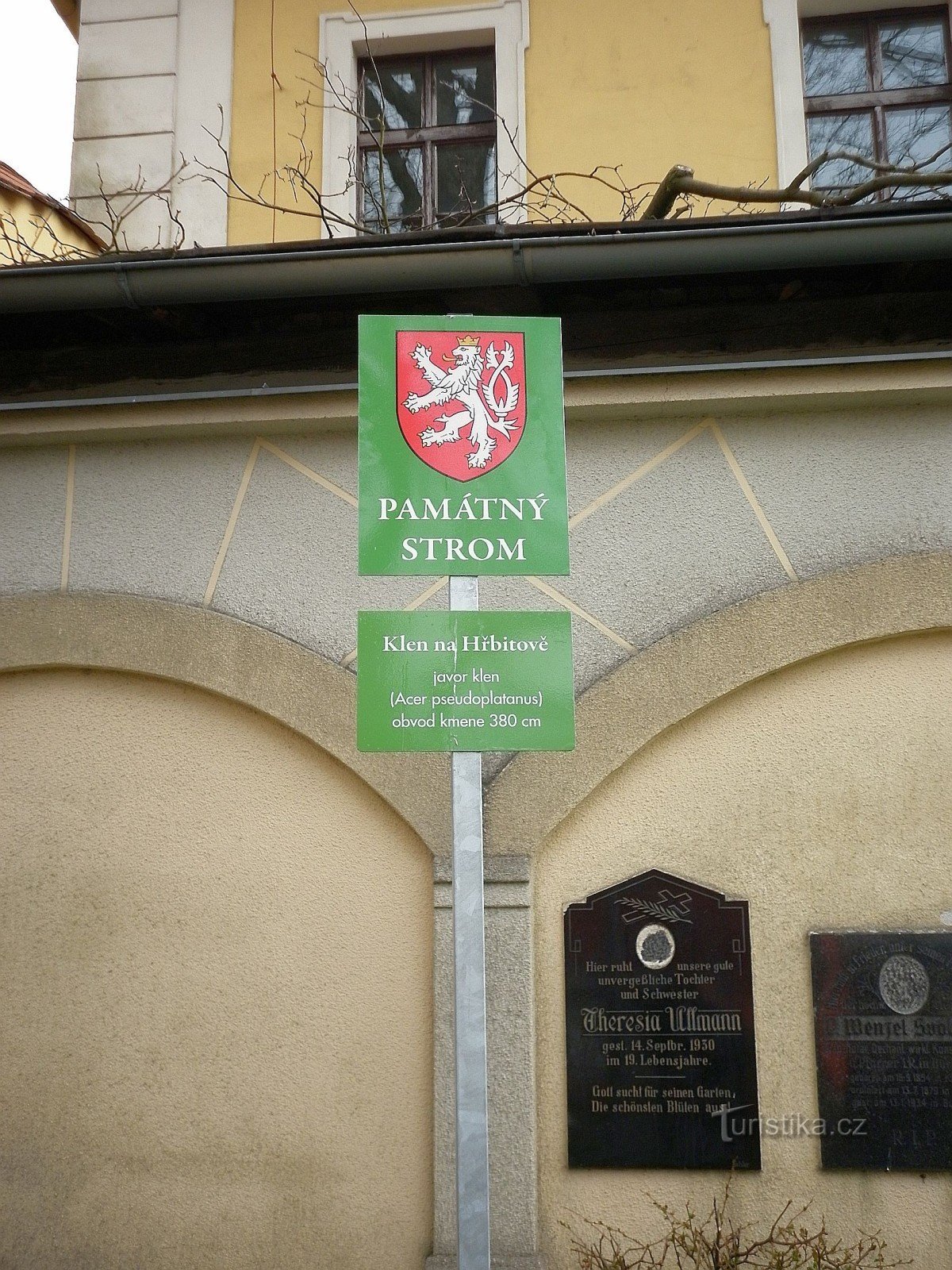 Une arche dans le cimetière