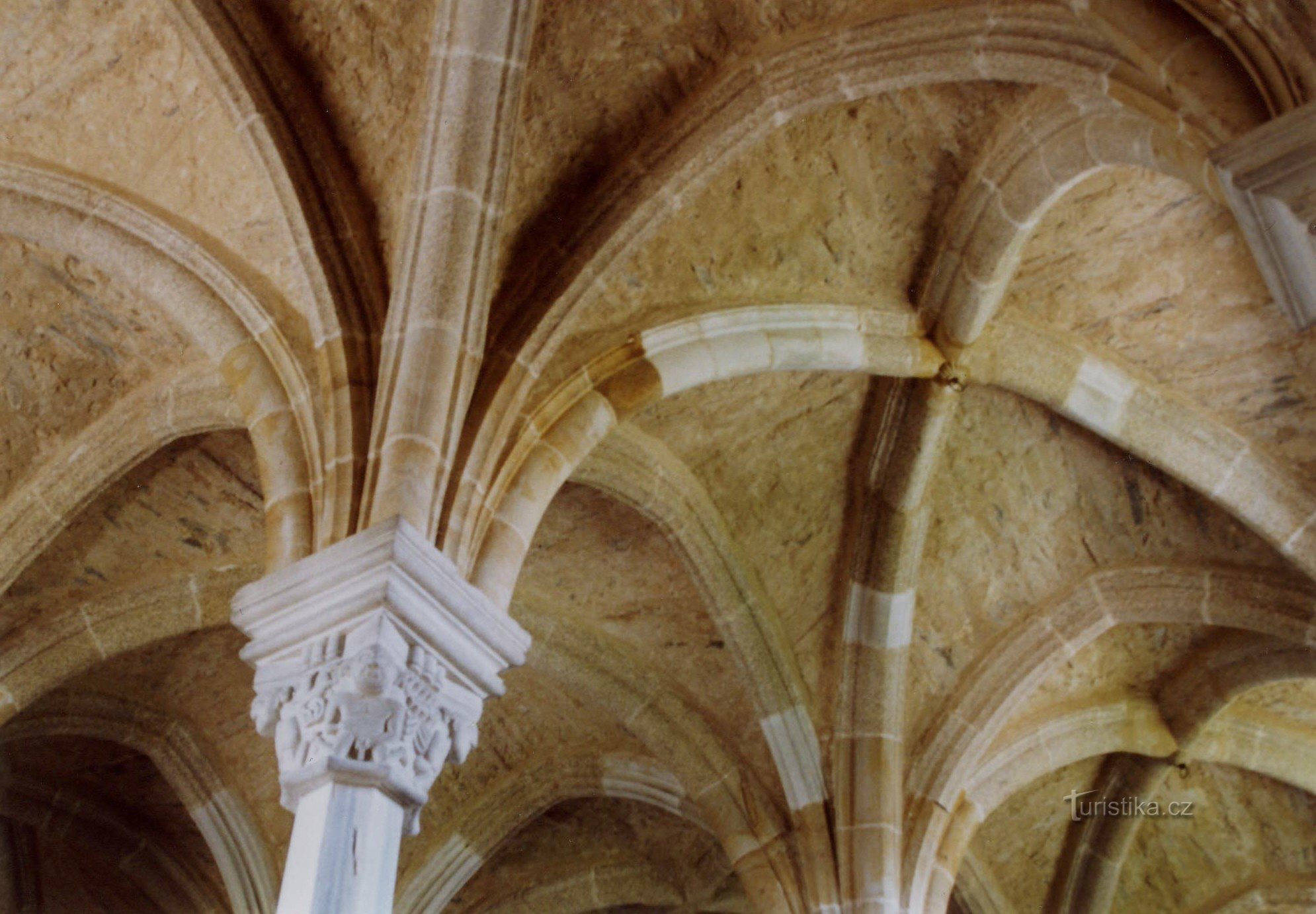 abóbada da capela-mor com capitel erótico de coluna
