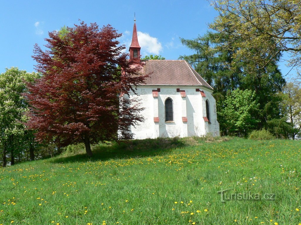 Klenová, fag cu frunze roșii și capela Sf. Felix