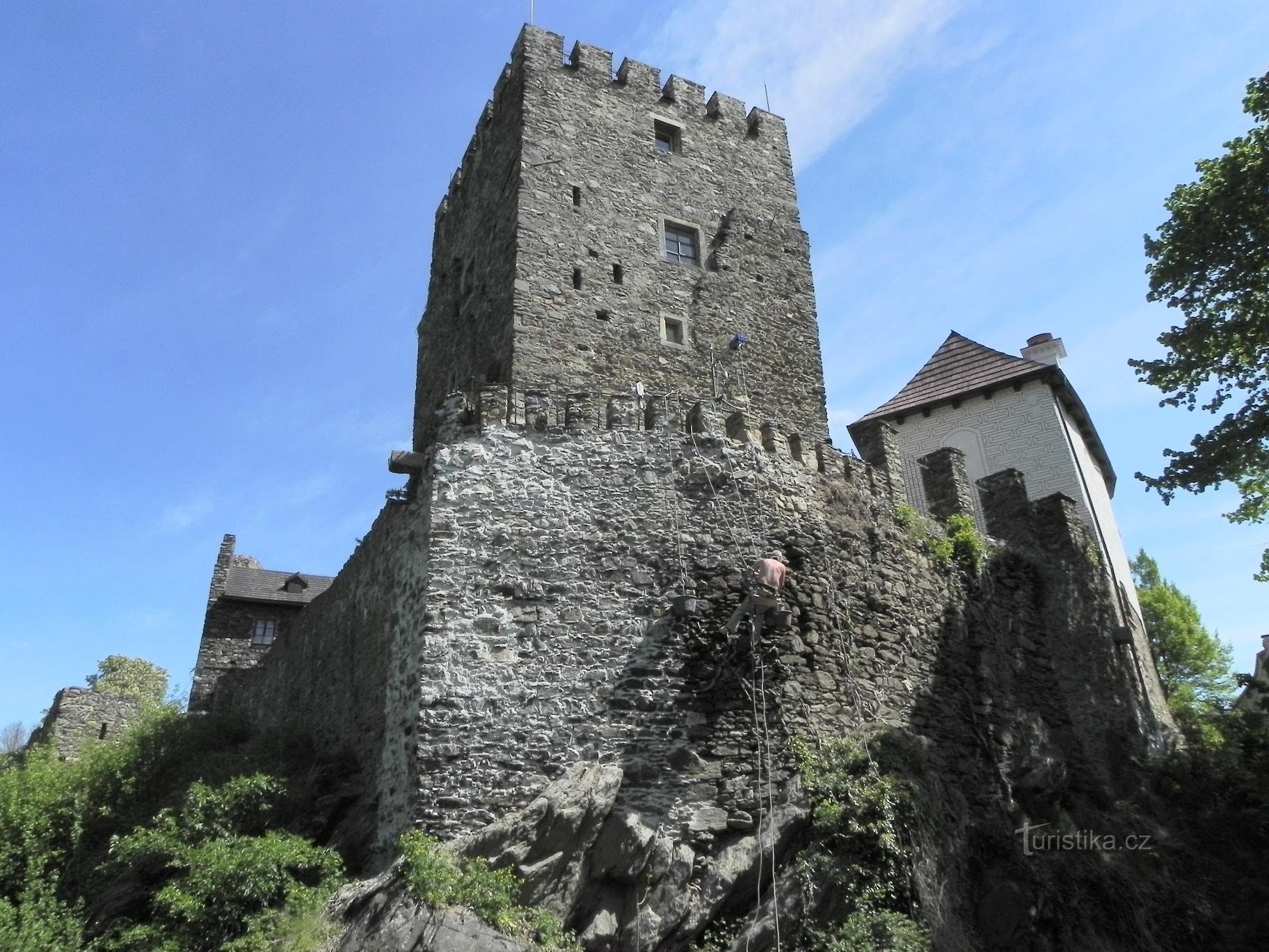 Kupolás, prizmás torony a vizesárokból