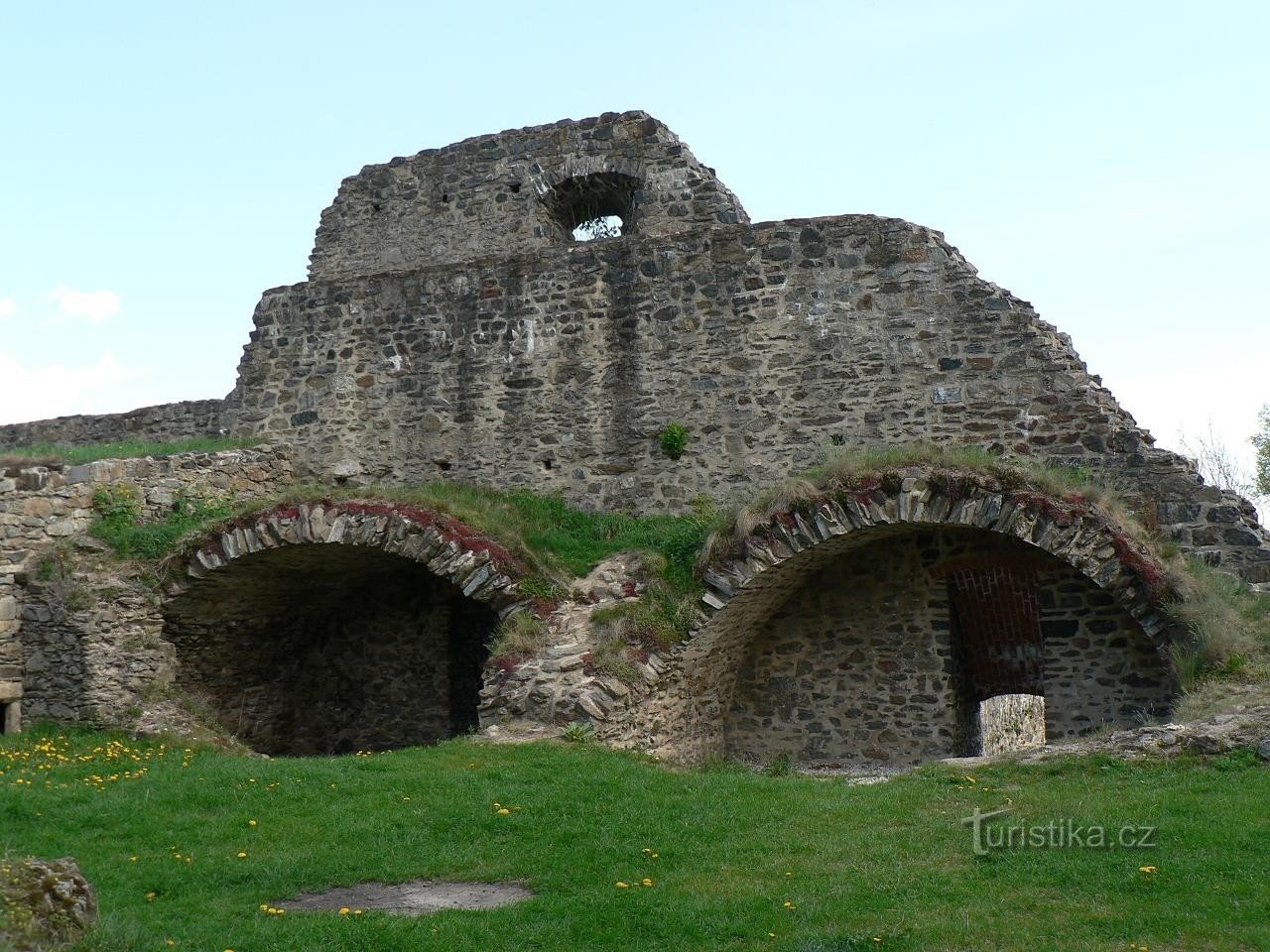 Klenová, resti di stanze nel cortile