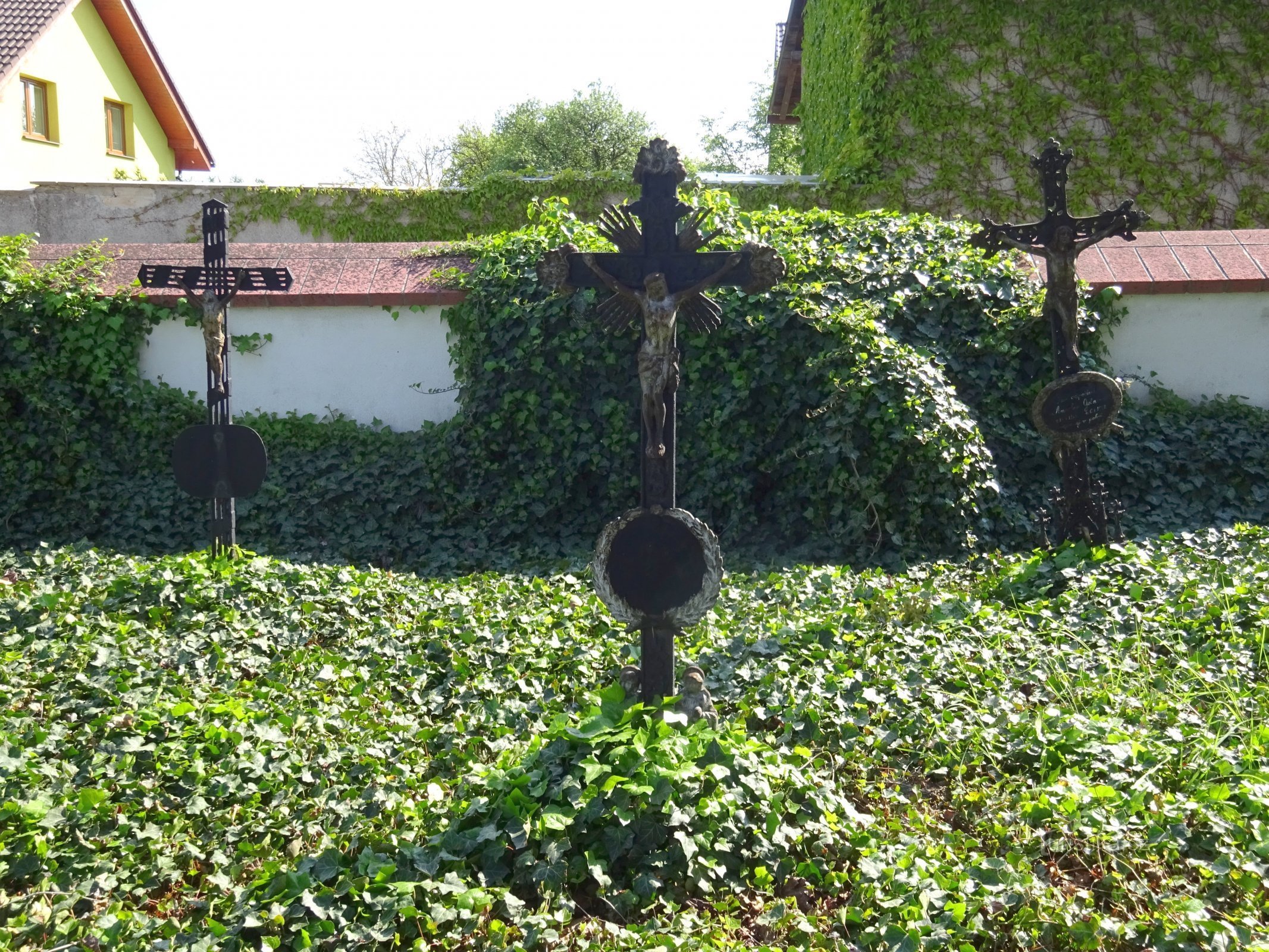 Klimkovice - megszűnt temető a Szentháromság-templom közelében