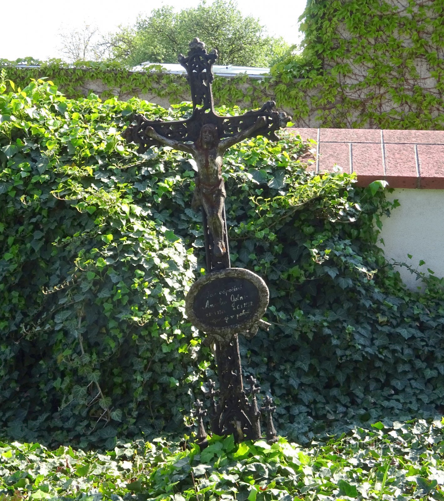 Klimkovice - nghĩa trang không còn tồn tại gần Nhà thờ Chúa Ba Ngôi