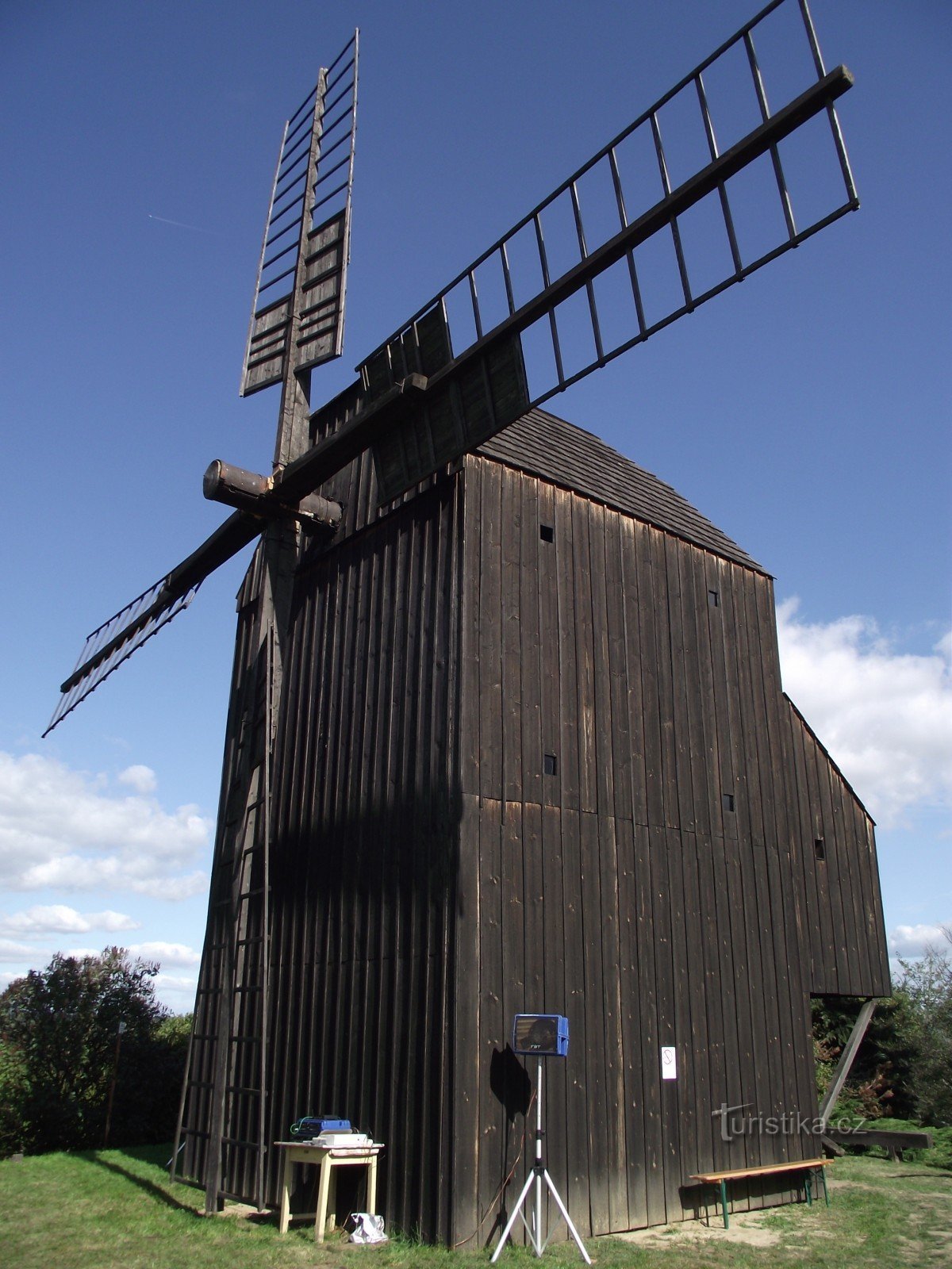 Chapéus perto de Brno – um moinho de vento de madeira