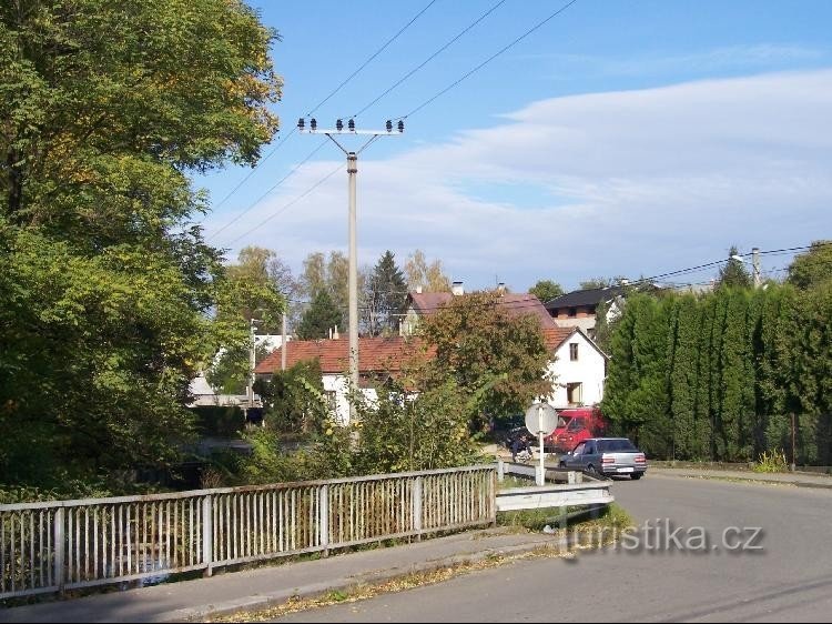 Klokočov: Blick auf das Dorf, Brücke über den Fluss