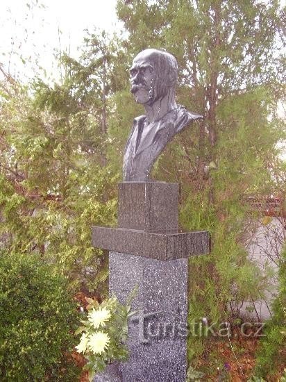 Kněždub, the grave of the painter Joži Uprka: The cemetery in Kněždub is called Slovak Slavín