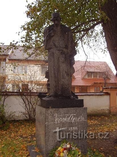 Kněždub, ο τάφος της γλύπτριας Franta Uprka
