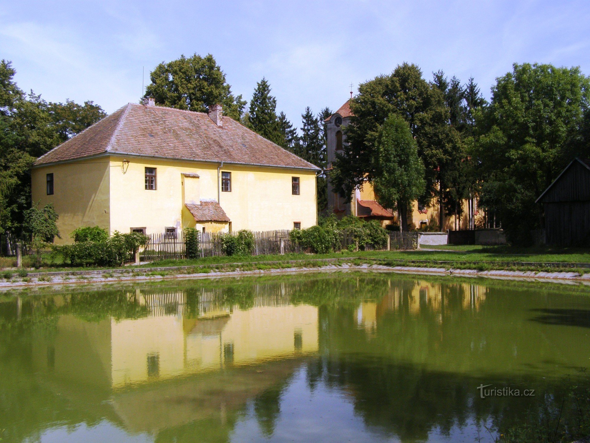 Knežice - Kirche St. Peter und Paul