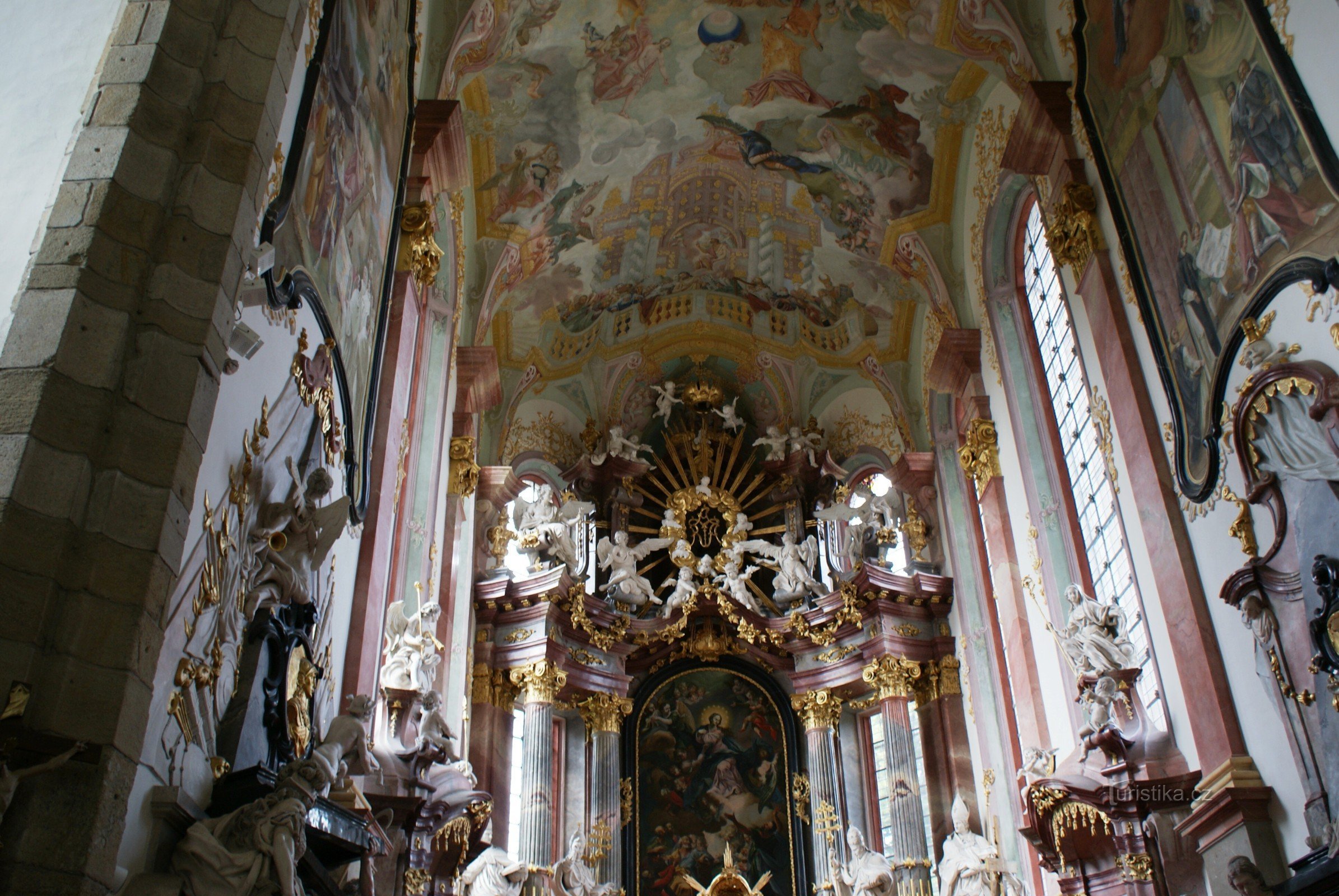 il presbiterio della chiesa del monastero