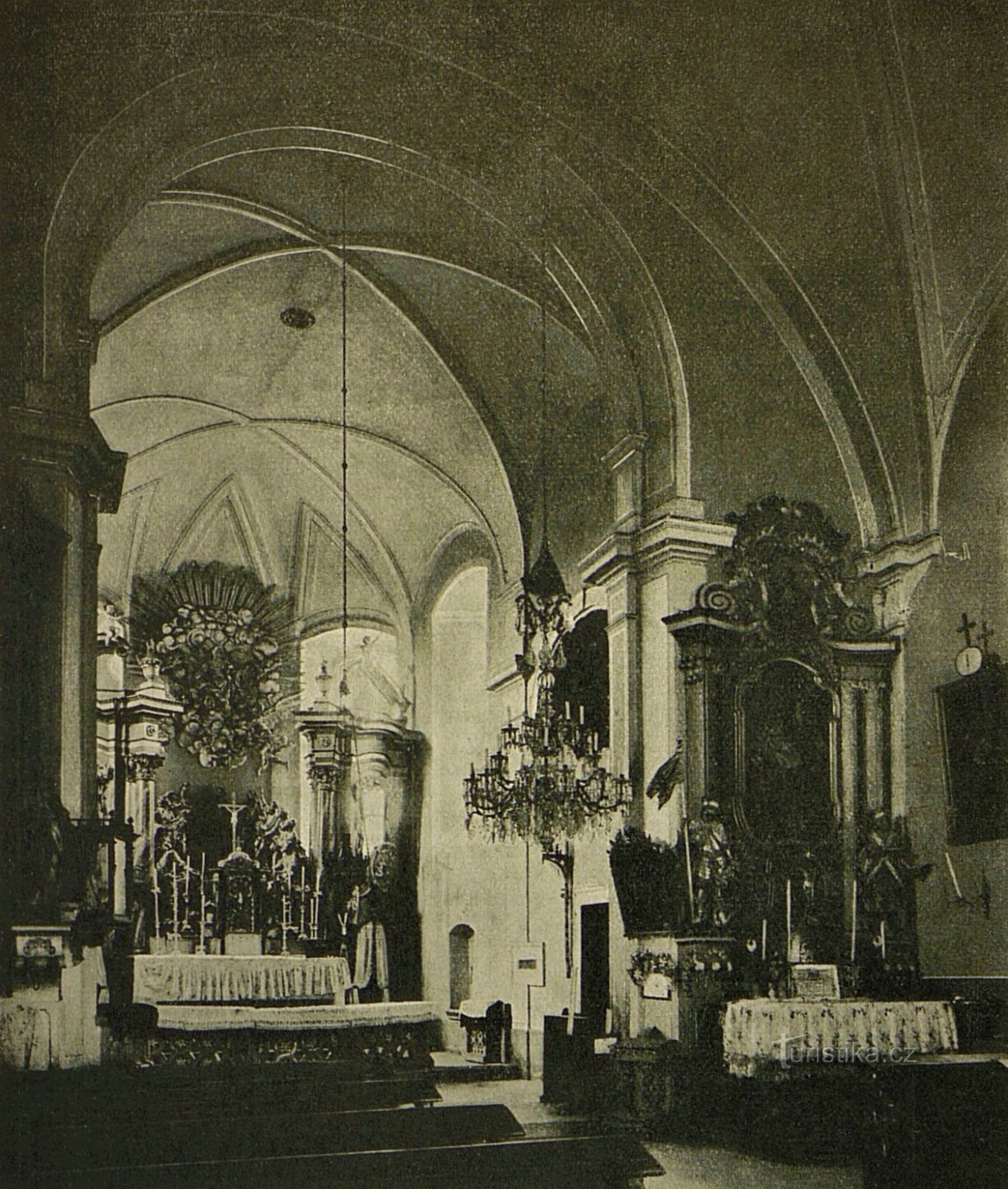 Prezbiterium kościoła Wniebowzięcia Najświętszej Marii Panny w Małej Skalicy przed 1910 r.