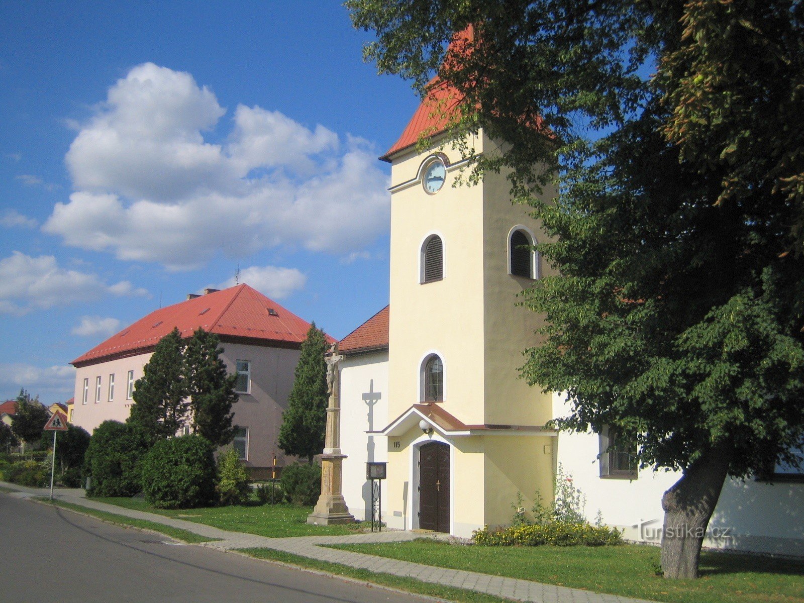 Knežpole - school en kerk