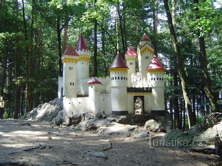 Kočičí hradek: Kočičí hradek ligt boven het terrein van het kasteelpark in Slatiňane