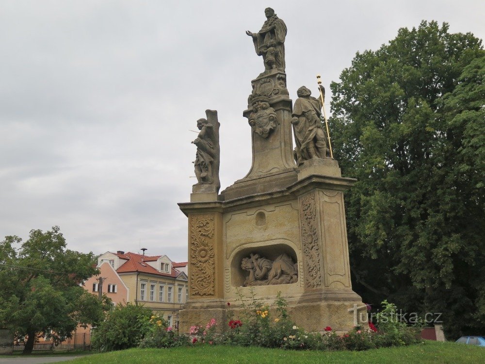 Kokořín - staty av St. Nicholas Tolentinsky