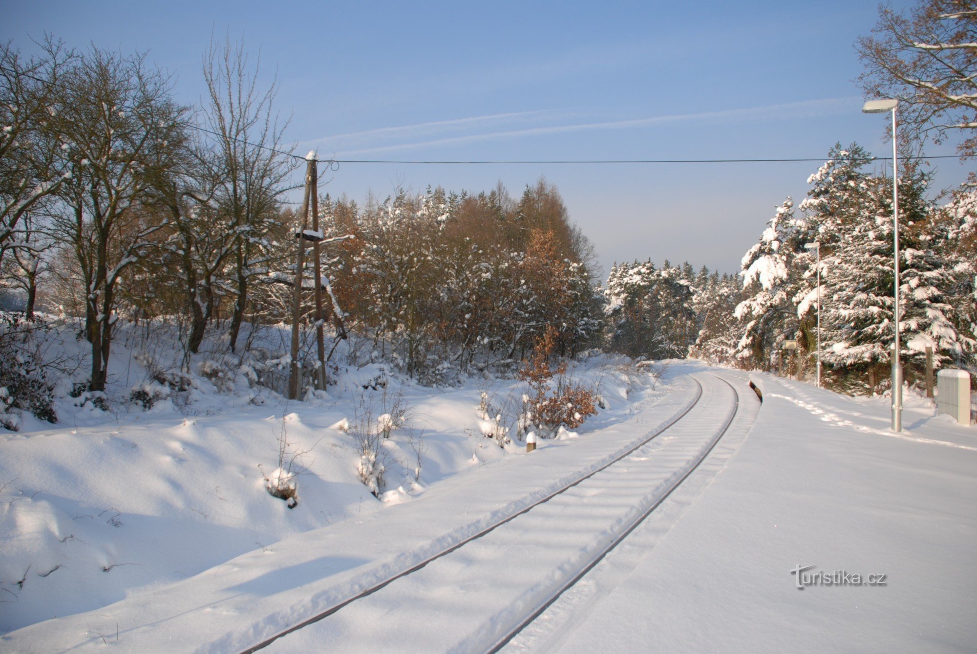 Blahousty 火车站雪下 Bezdružice 方向的轨道