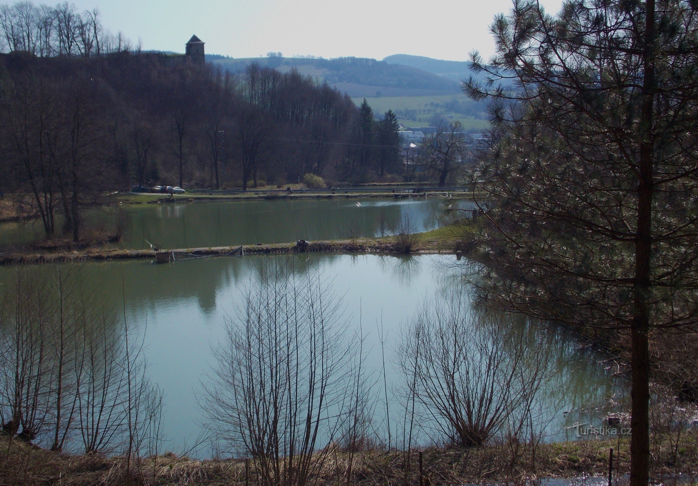 Ao redor das lagoas Brumov sob o Castelo Brumov
