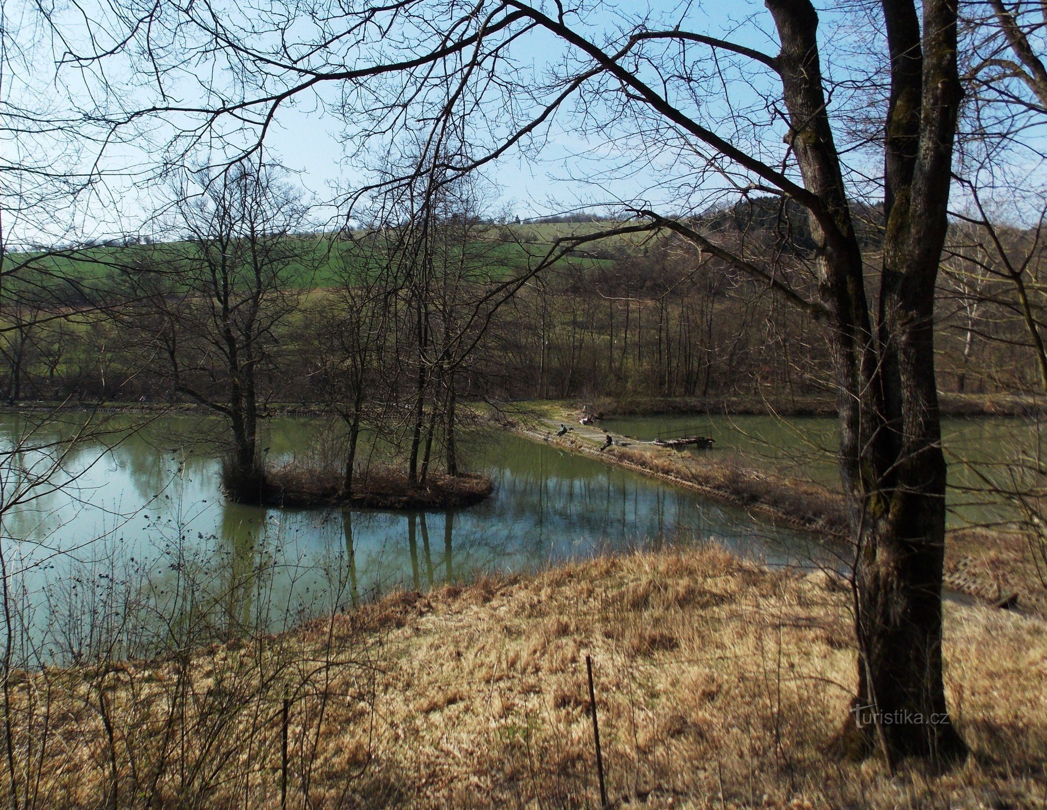 Alrededor de los estanques de Brumov bajo el castillo de Brumov